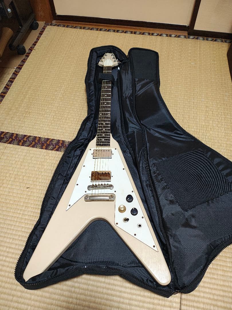 ジャパンビンテージ　フライングVエレキギター ベージュ　 ギターケース付