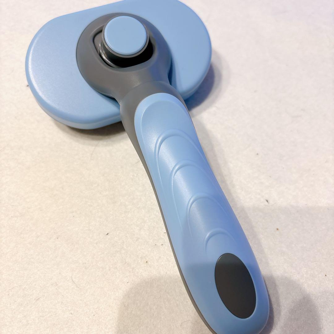 犬 猫 ブラシ 毛取り簡単 ワンプッシュ式 肌ケア マッサージ ブルー くし