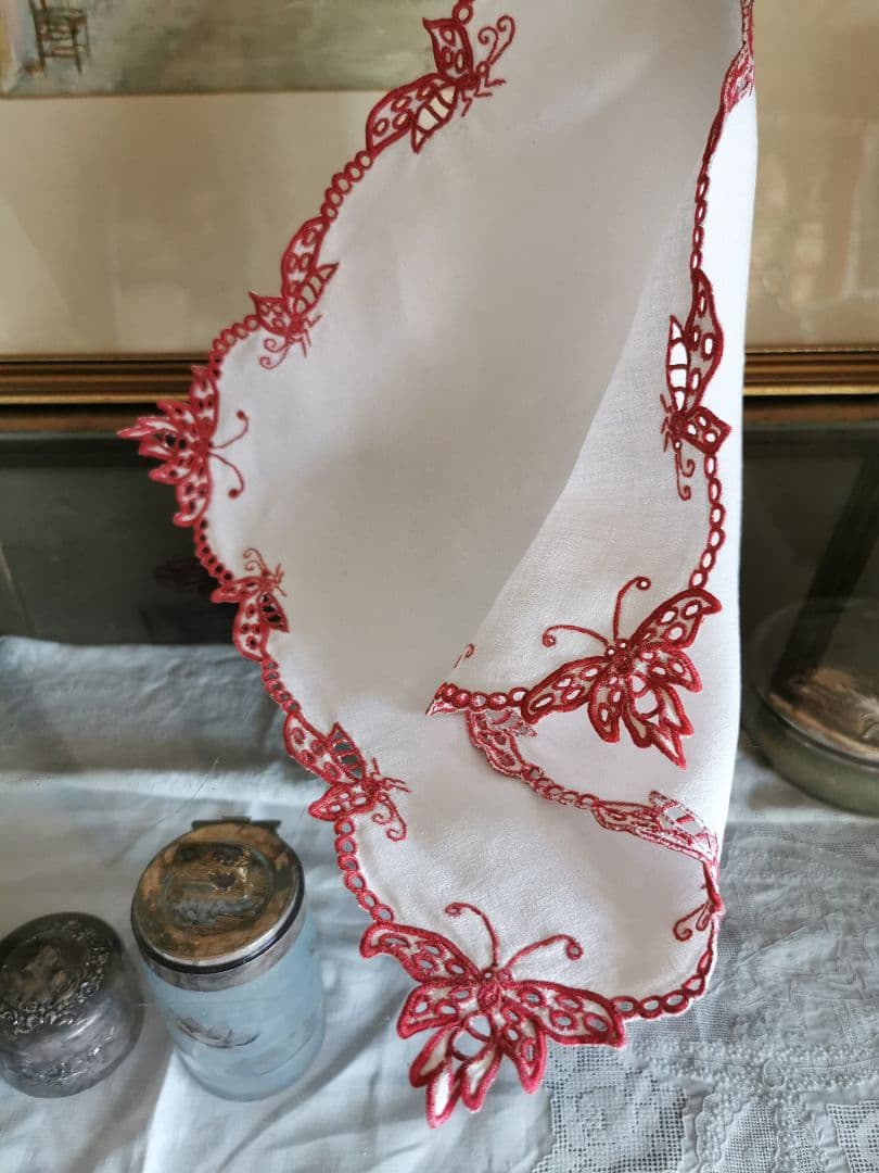 アンティークフランス オープンカットワーク パピヨン∞赤糸刺繍 縮緬風ドイリー