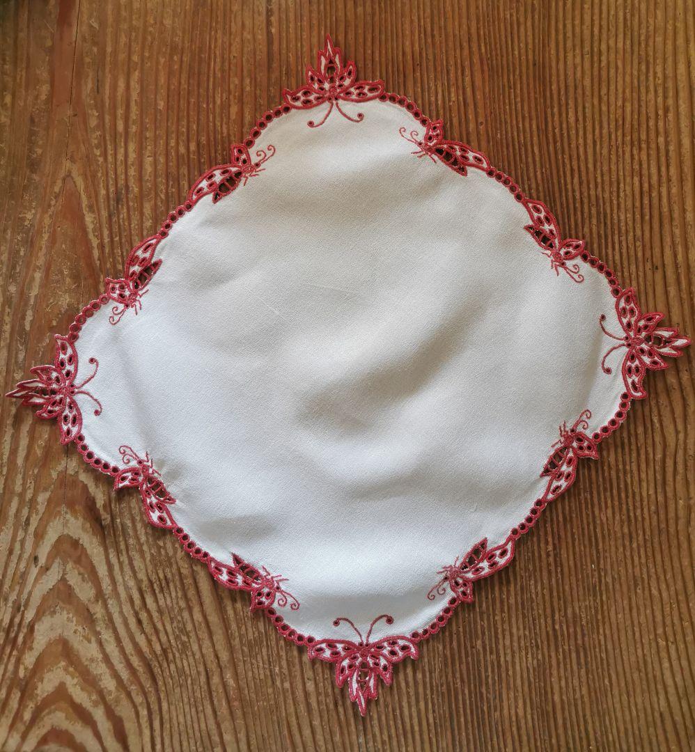 アンティークフランス オープンカットワーク パピヨン∞赤糸刺繍 縮緬風ドイリー
