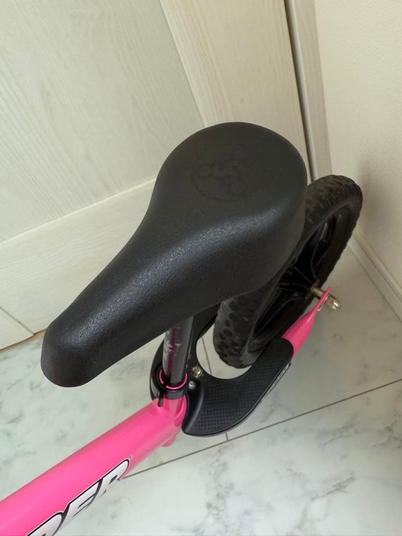 STRIDER バランスバイク ピンク　持ち運びカバー付き