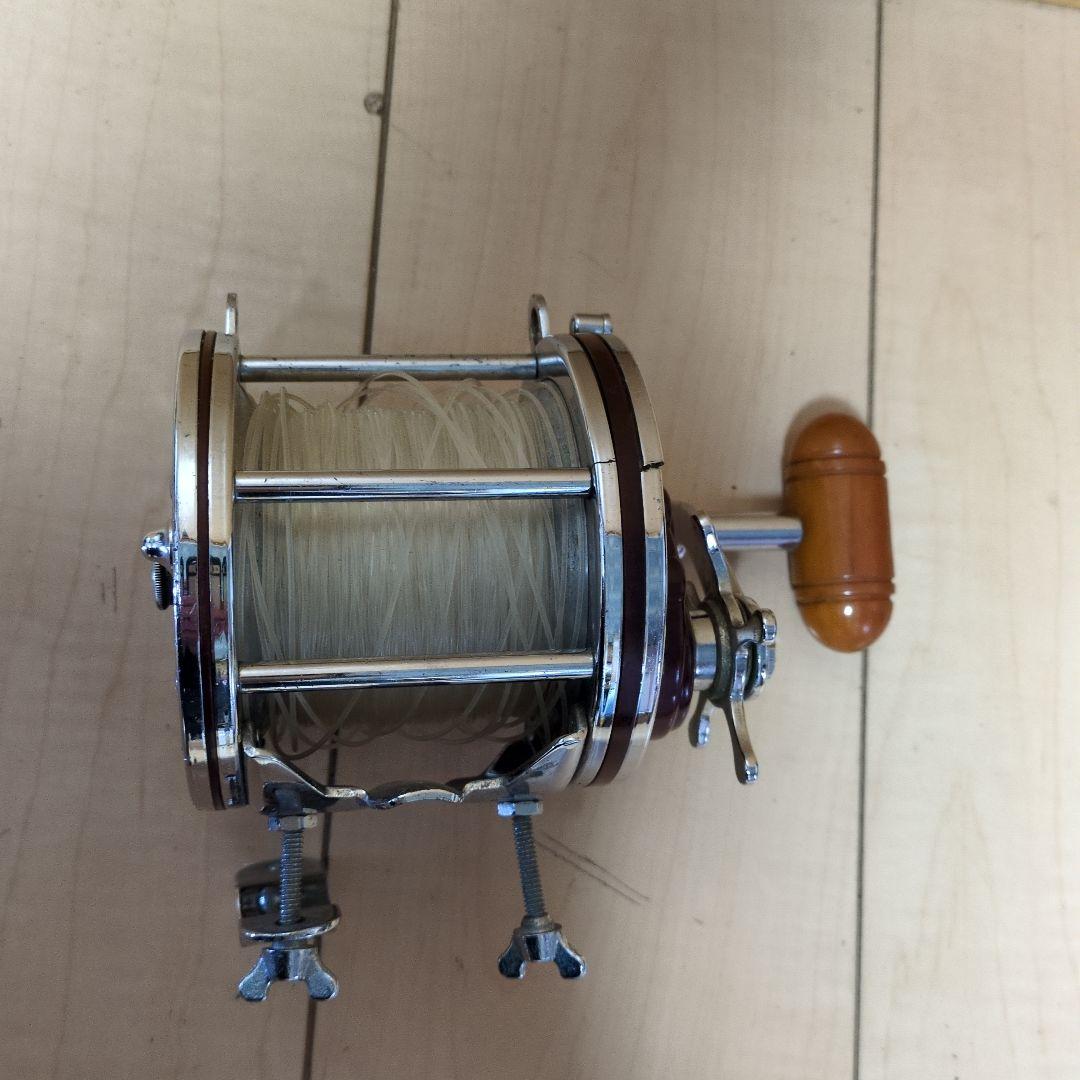 1000 THRUST 両軸リール シルバー/レッド