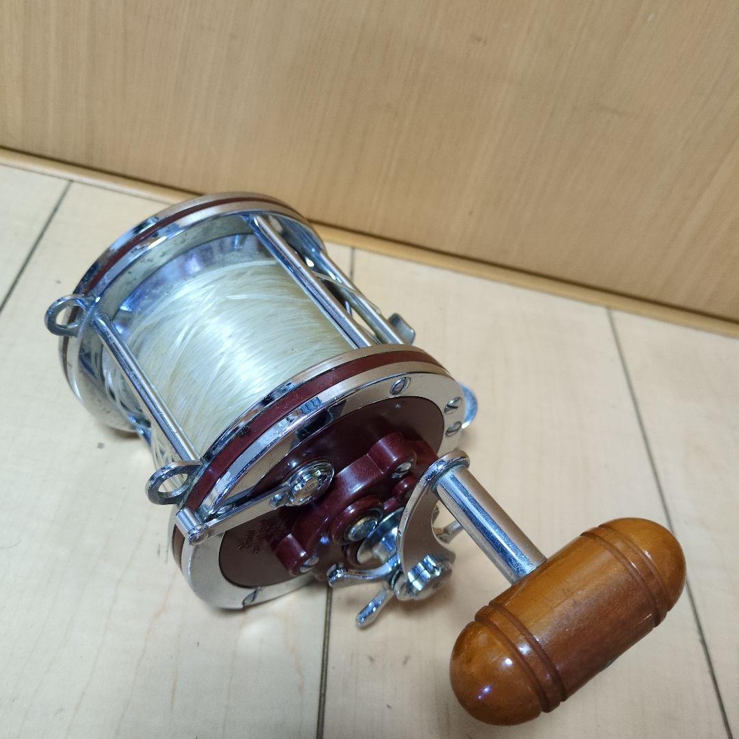 1000 THRUST 両軸リール シルバー/レッド