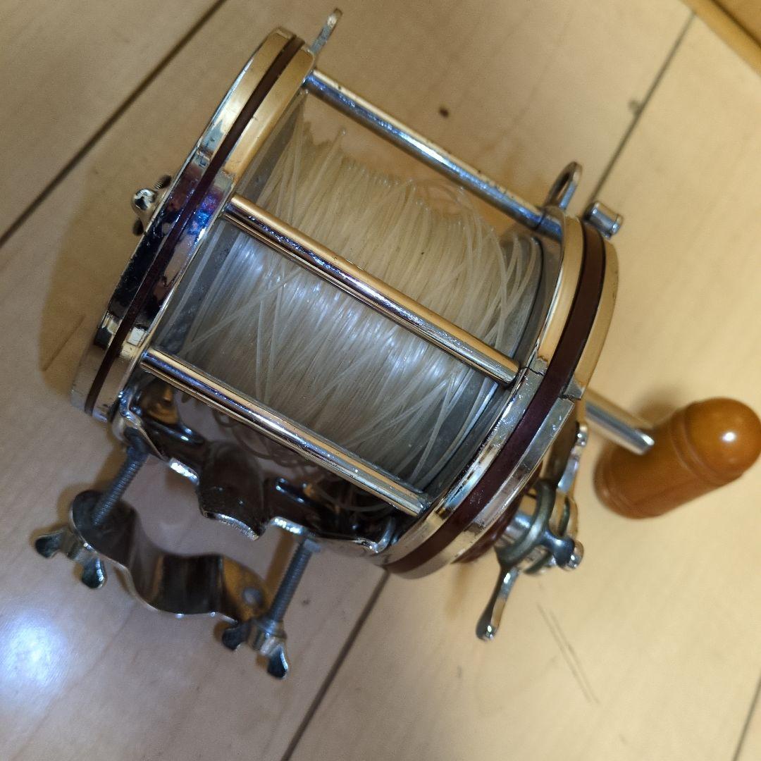 1000 THRUST 両軸リール シルバー/レッド