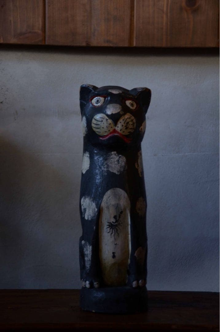 遠くを見る木彫りの猫