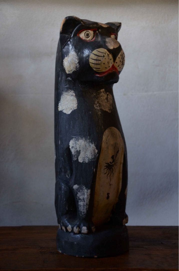 遠くを見る木彫りの猫