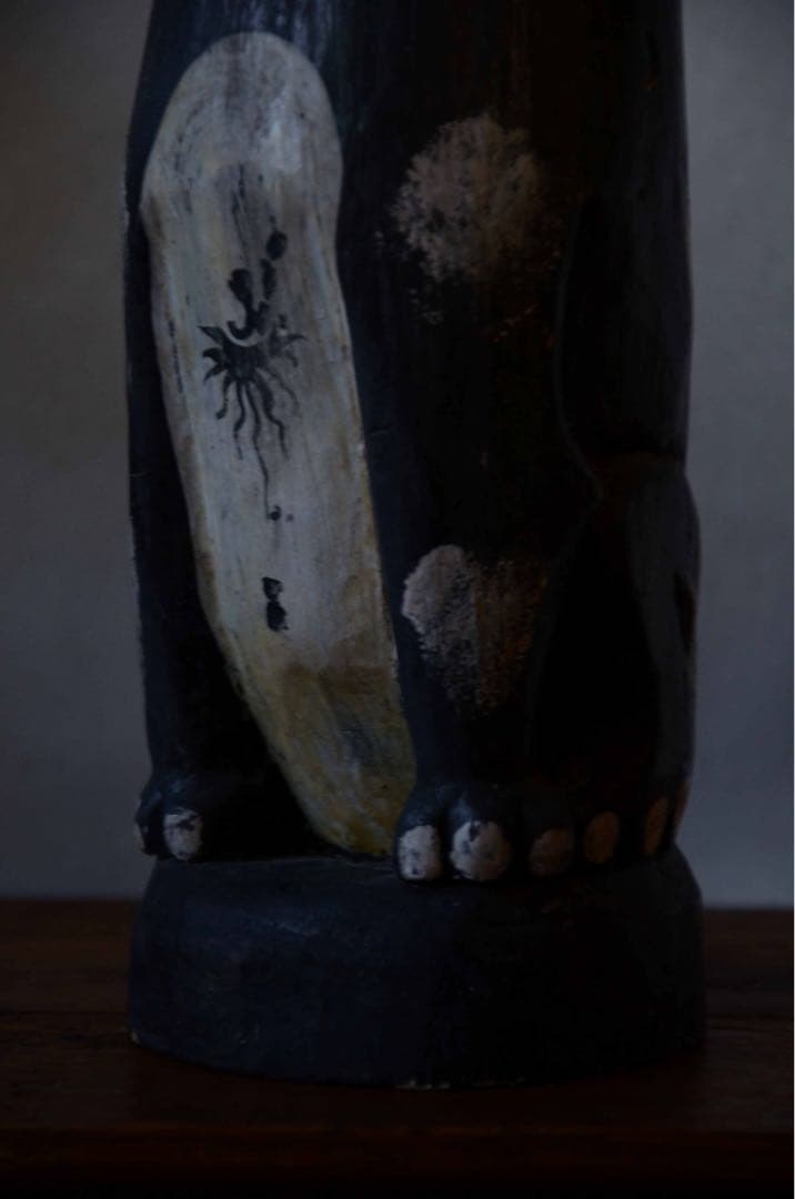 遠くを見る木彫りの猫