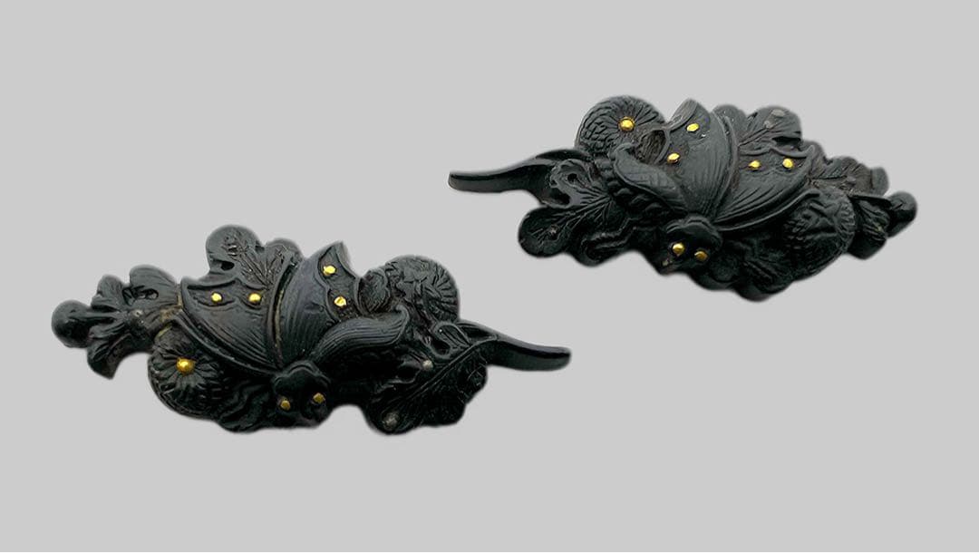 刀装具　赤銅地枝菊に蝶図容彫目貫　古美濃　美濃後藤　古金工　無銘