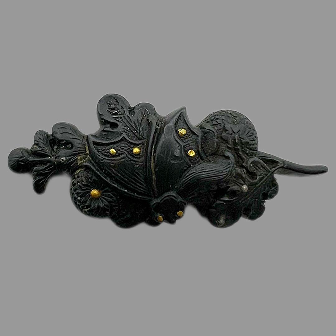 刀装具　赤銅地枝菊に蝶図容彫目貫　古美濃　美濃後藤　古金工　無銘