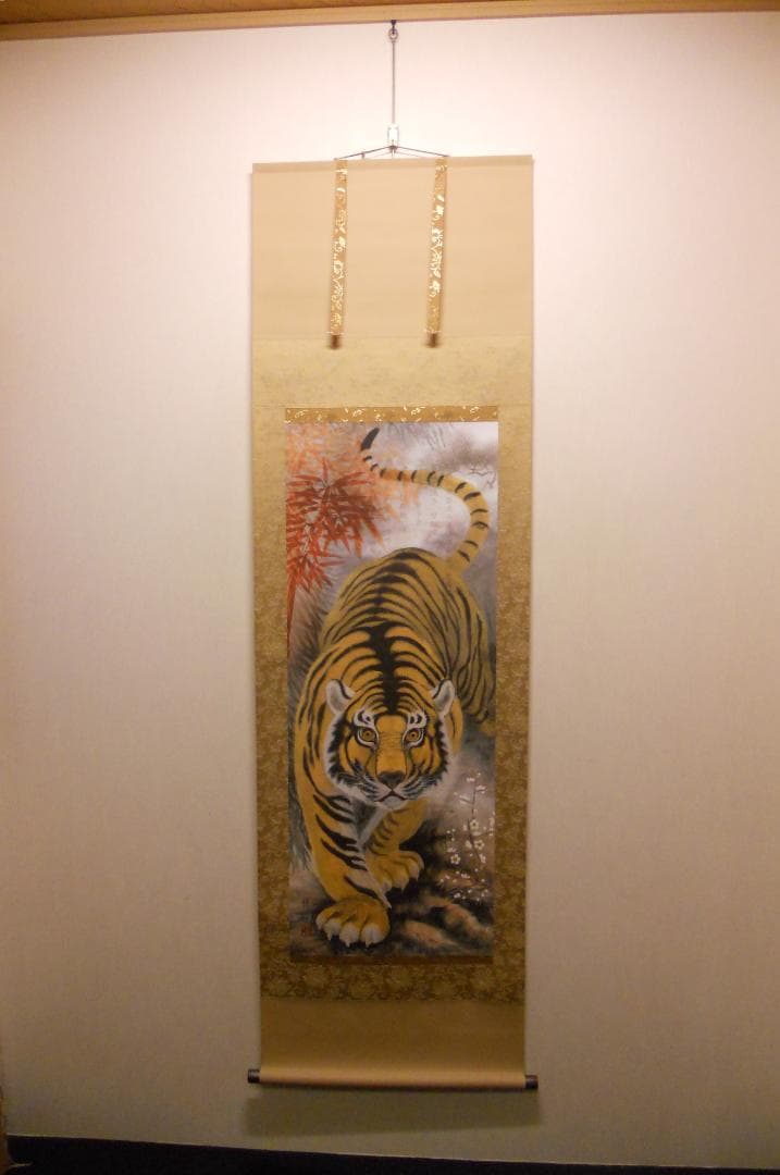 掛け軸 加納悠峰 作 黄虎發財乃図 紙本 希少 軸装 茶道具 掛軸 美品 です。