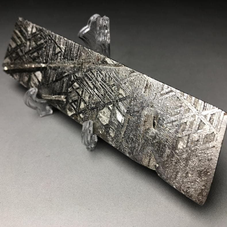 t*i様 隕石　 鉄隕石　アルタイ隕石　ナチュラル原石　重さ約96ｇ　立て付き