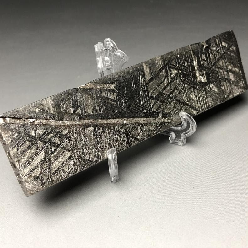 t*i様 隕石　 鉄隕石　アルタイ隕石　ナチュラル原石　重さ約96ｇ　立て付き