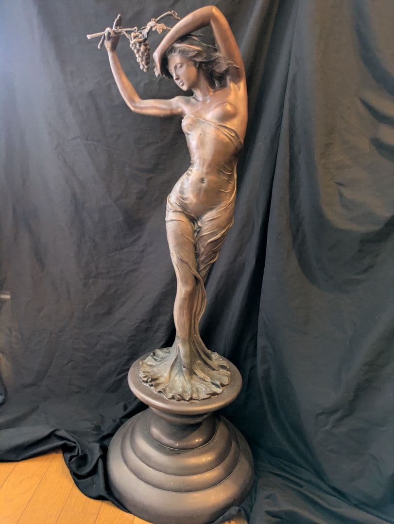 セミ・ヌードブロンズ像高さ約98cm