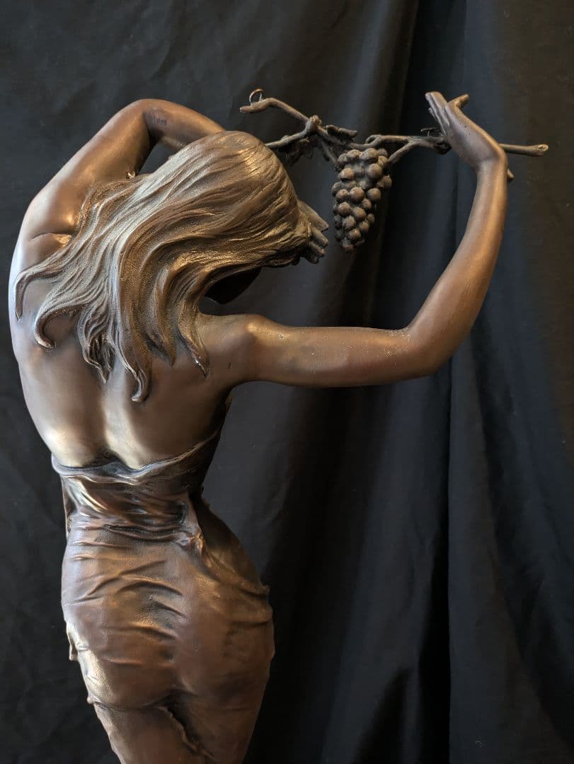 セミ・ヌードブロンズ像高さ約98cm