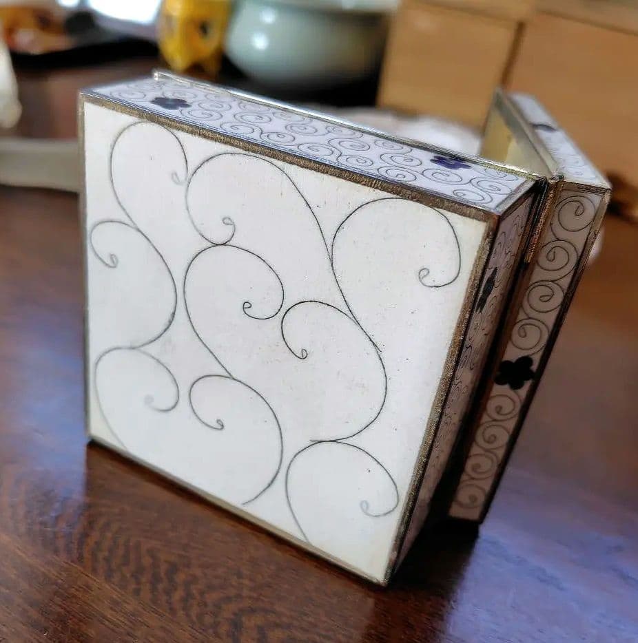 ① 七宝花紋様小箱　ジュエリー箱　アンティーク