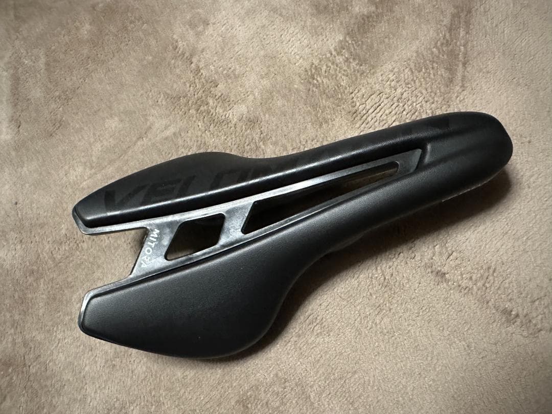 VELOMANN MITORA WEIGHT 215g 軽量サドル 完成車付属品