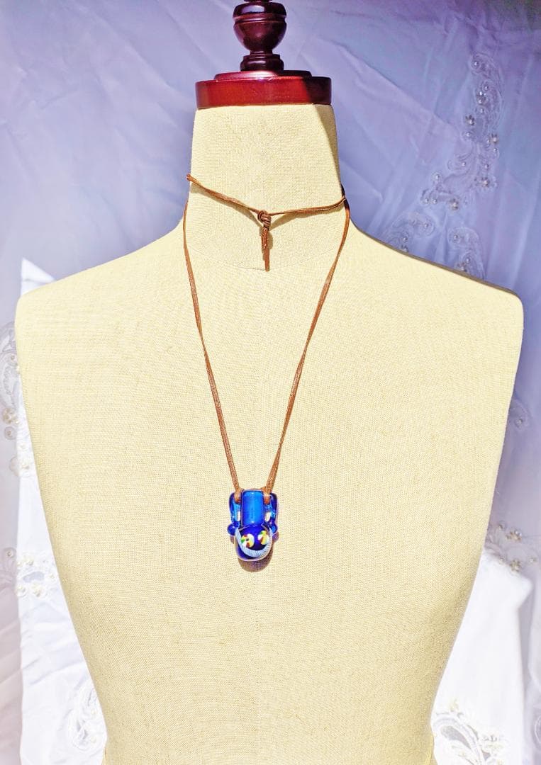 吉田正子トンボ玉（貳拾陸）　「瓶型」皮ひもネックレス　ガラス玉に込めた日本画