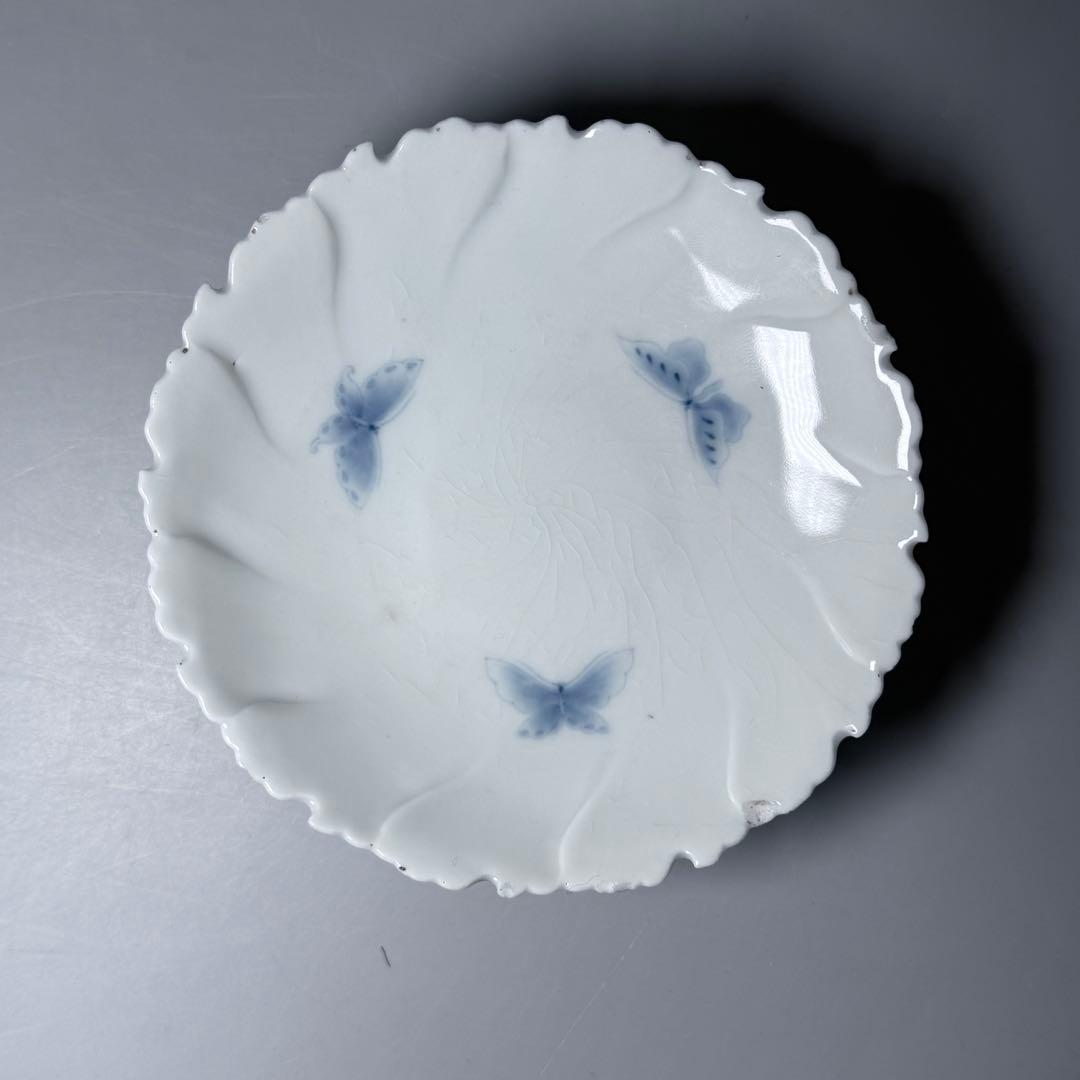 後期鍋島　染付蝶文牡丹形皿　1830-1870　「将軍家への献上鍋島」　同手掲載