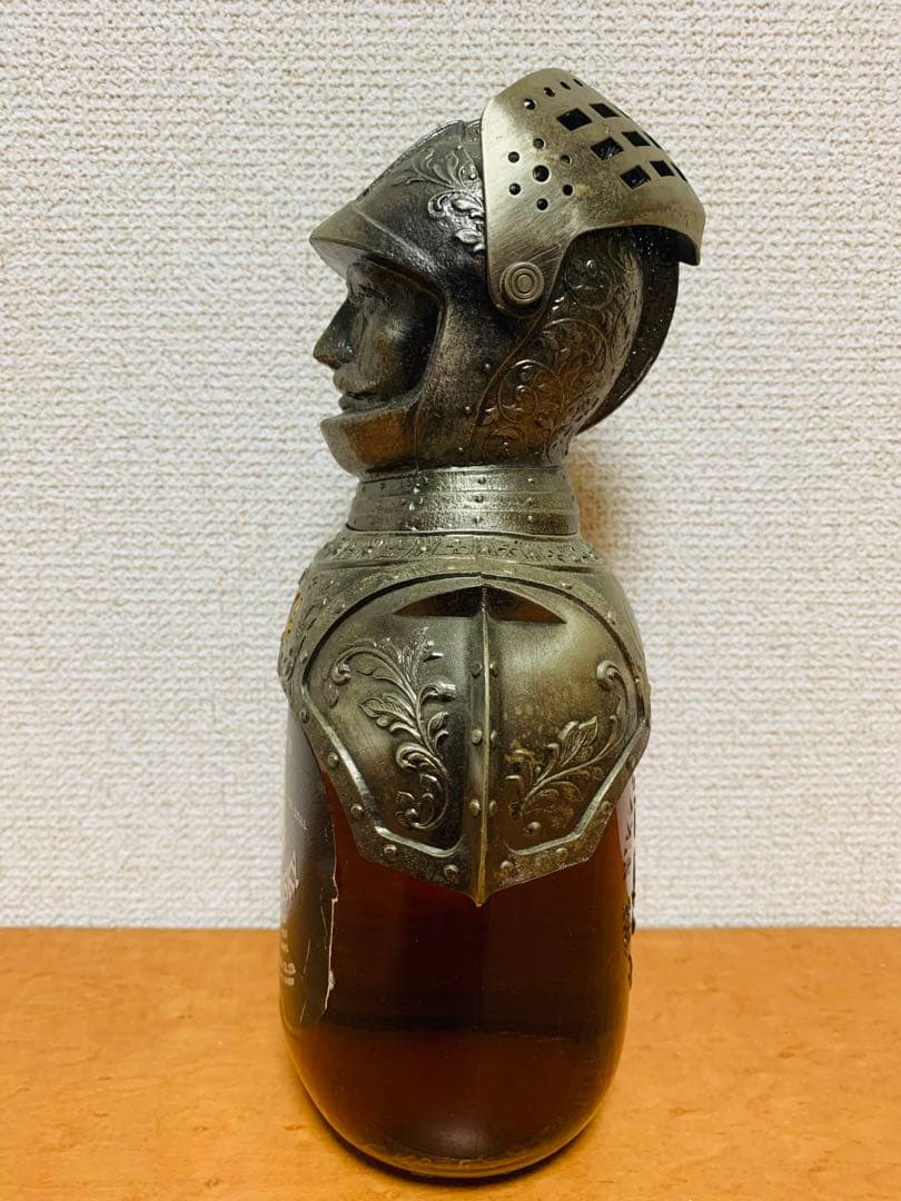 ニッカウイスキーボトルとメタルアーマーのセットです