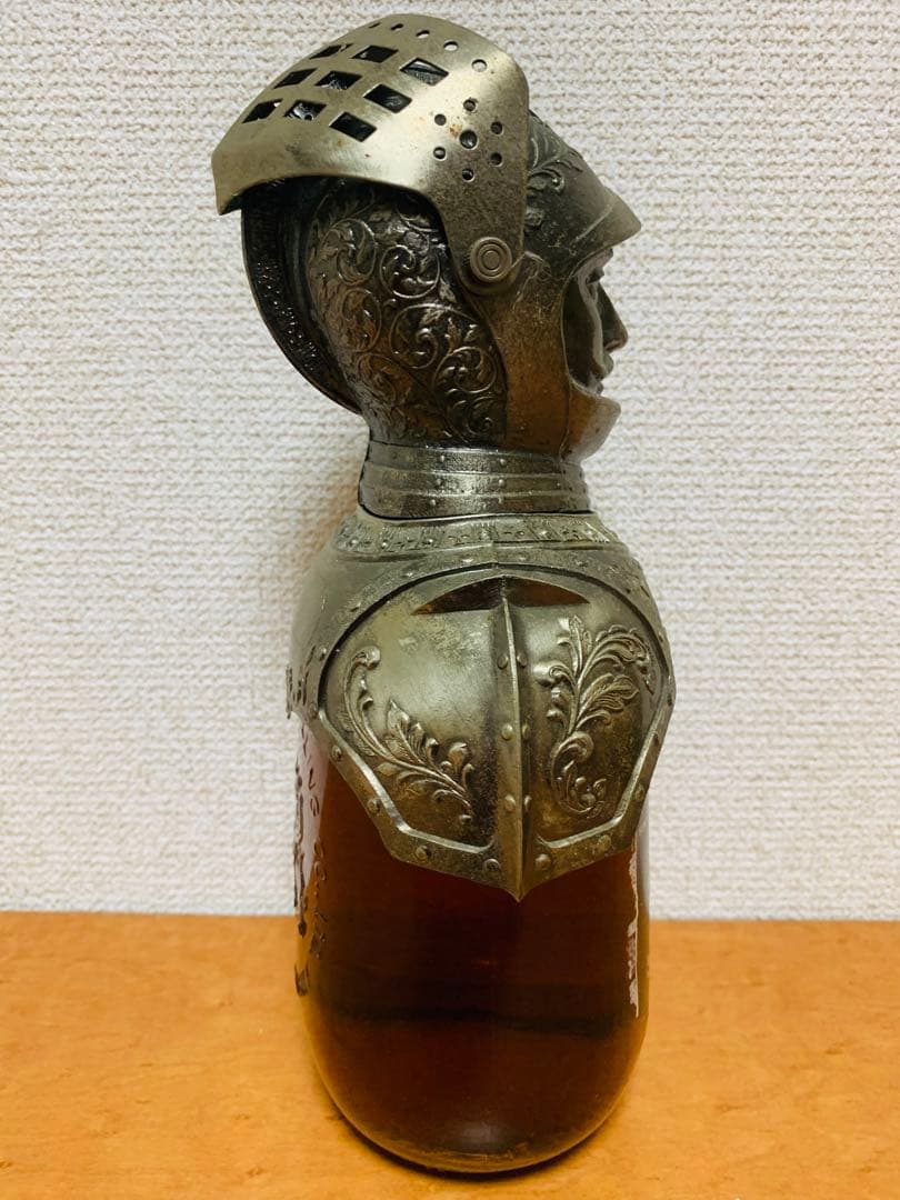 ニッカウイスキーボトルとメタルアーマーのセットです