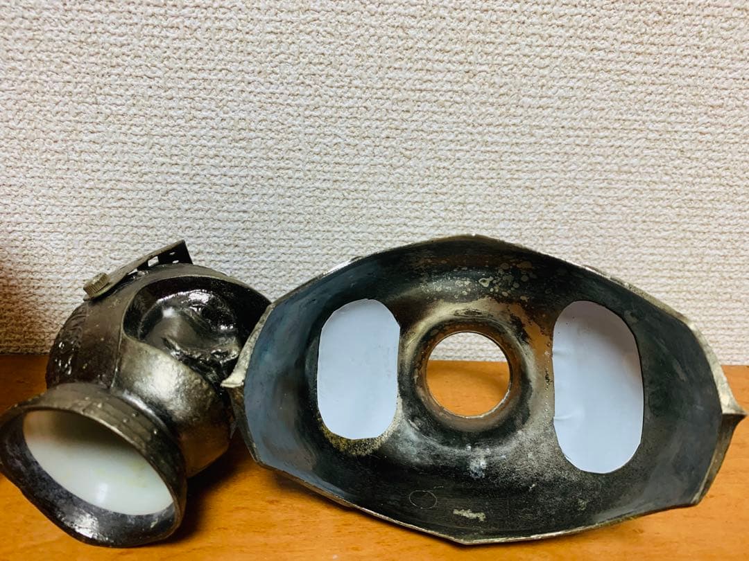 ニッカウイスキーボトルとメタルアーマーのセットです