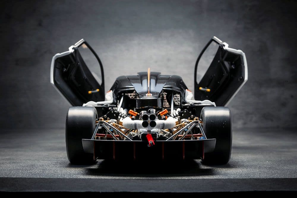 LCDMODELS　1/18　パガーニ　ウアイラR