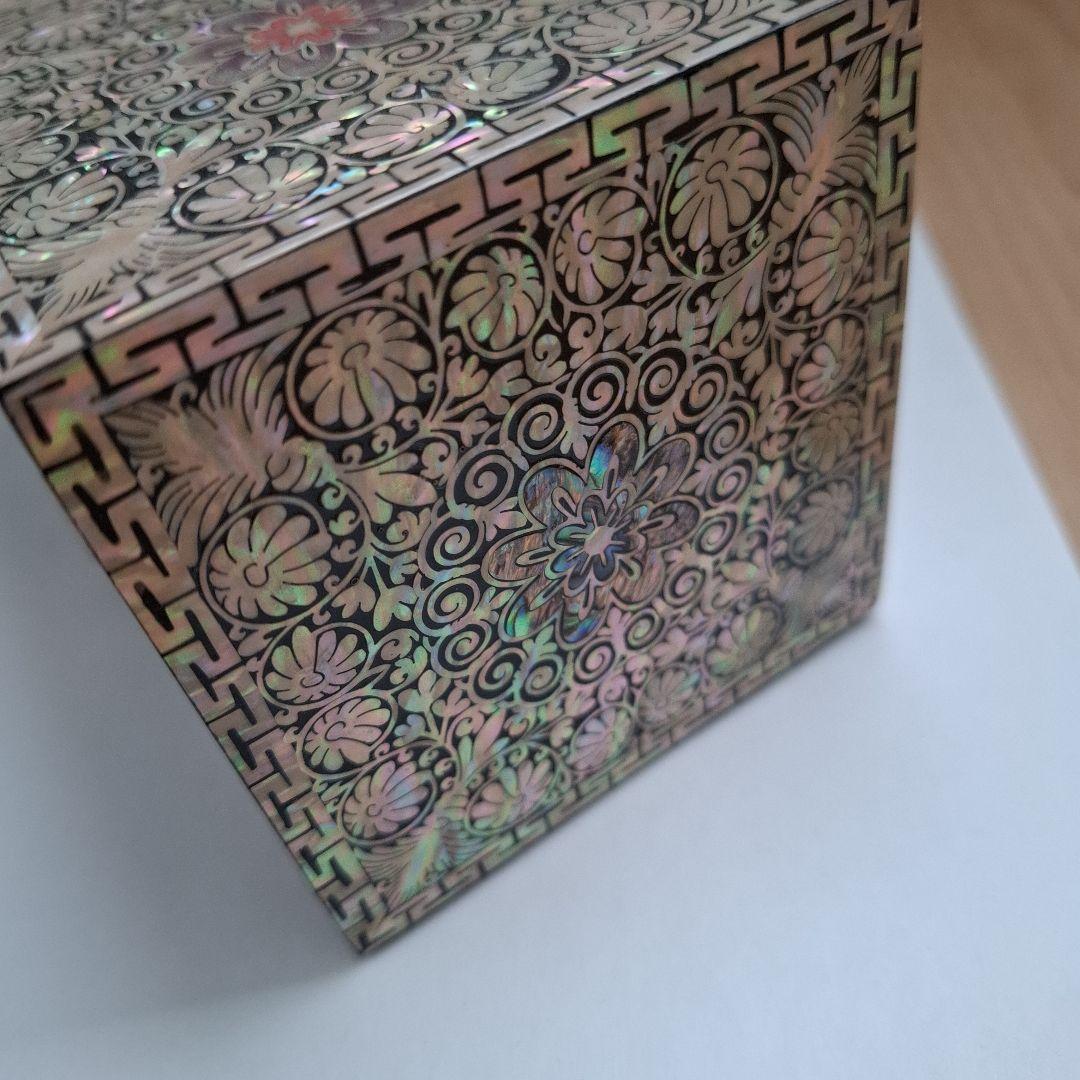 韓国　螺鈿貝殻細工 花模様の装飾箱