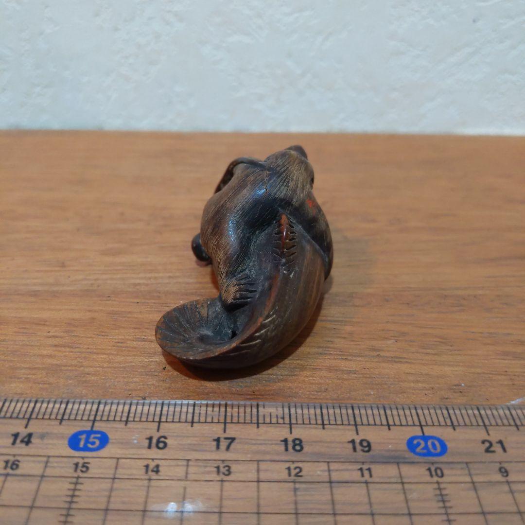 時代提物 縁起物根付 木彫 在銘【大鯰を押さえつける猿】長約7.2cm 重29ｇ