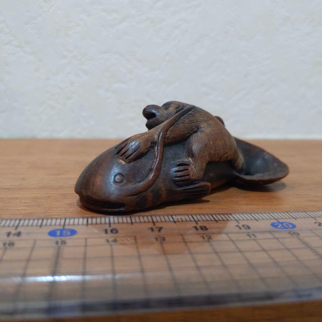 時代提物 縁起物根付 木彫 在銘【大鯰を押さえつける猿】長約7.2cm 重29ｇ
