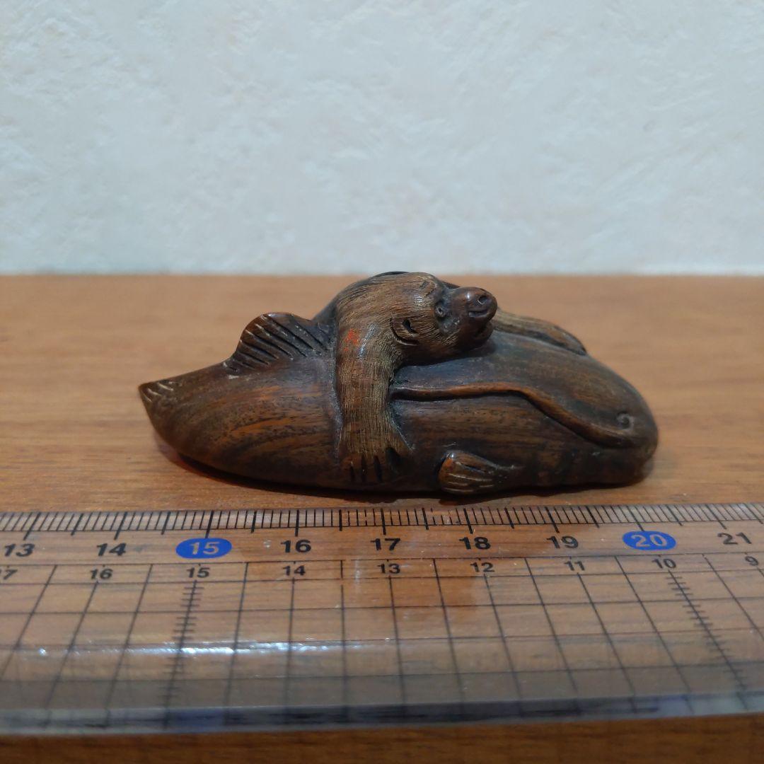 時代提物 縁起物根付 木彫 在銘【大鯰を押さえつける猿】長約7.2cm 重29ｇ
