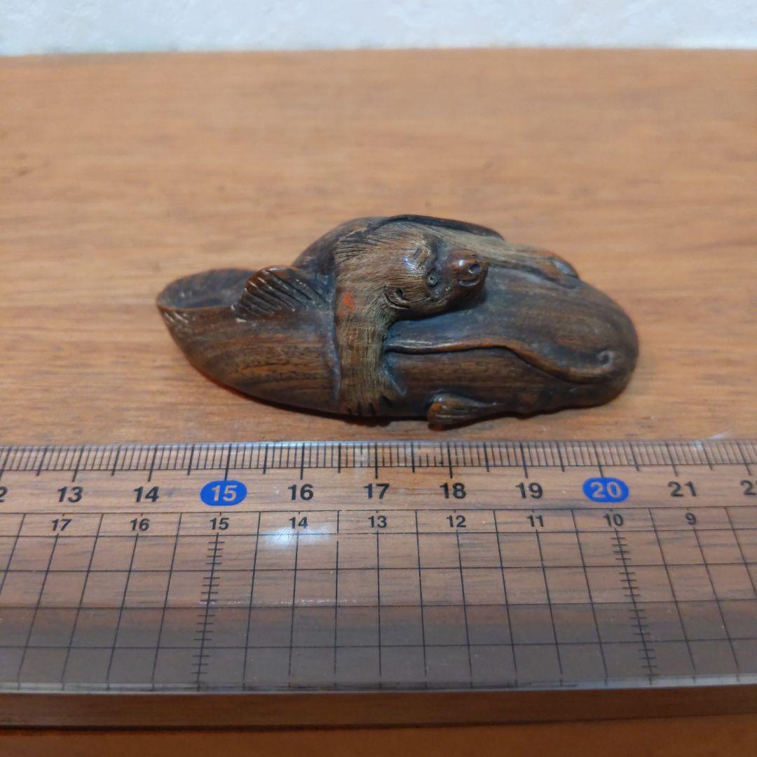 時代提物 縁起物根付 木彫 在銘【大鯰を押さえつける猿】長約7.2cm 重29ｇ