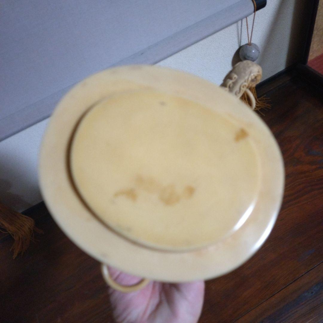 獅子彫刻のクリーム色壺型置物