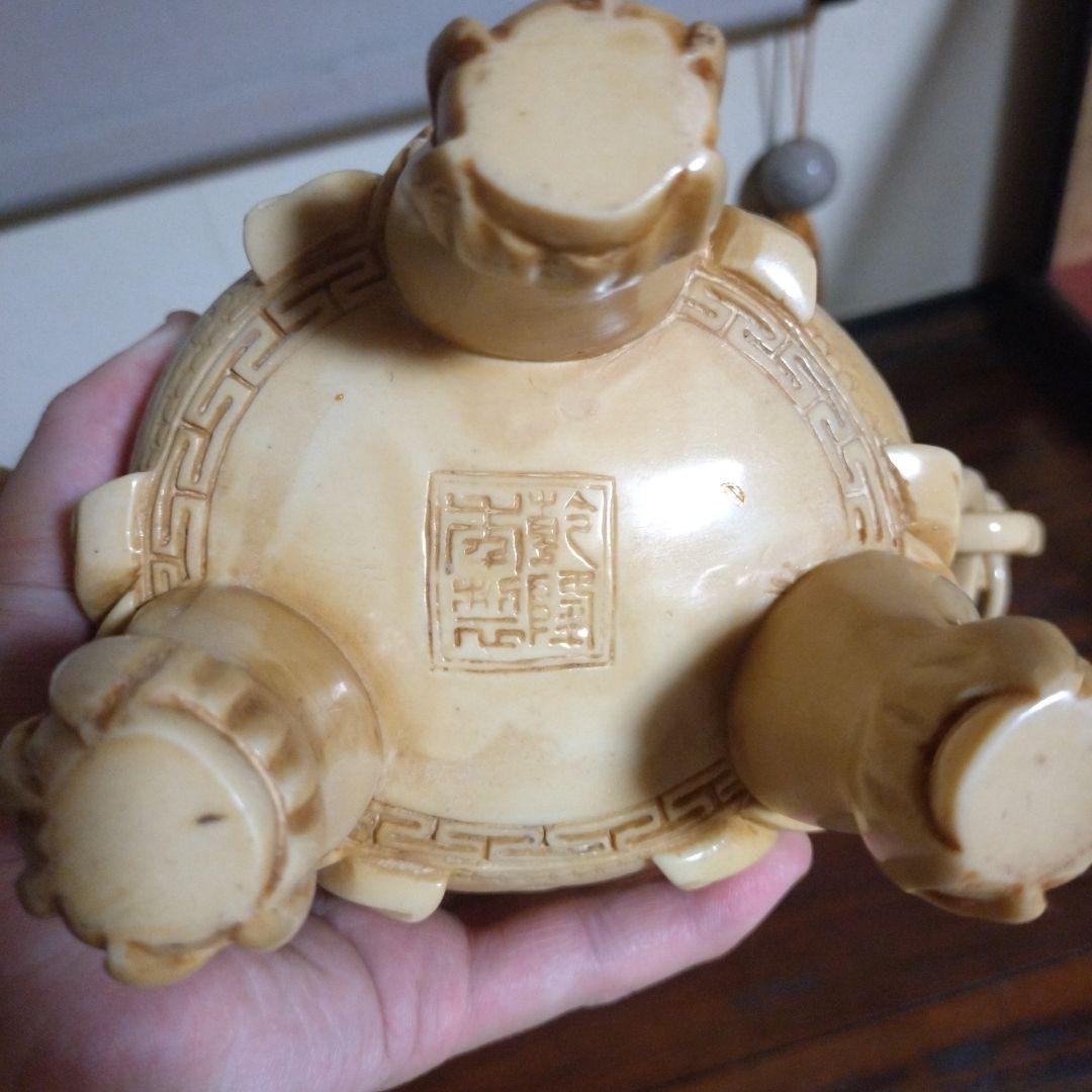 獅子彫刻のクリーム色壺型置物