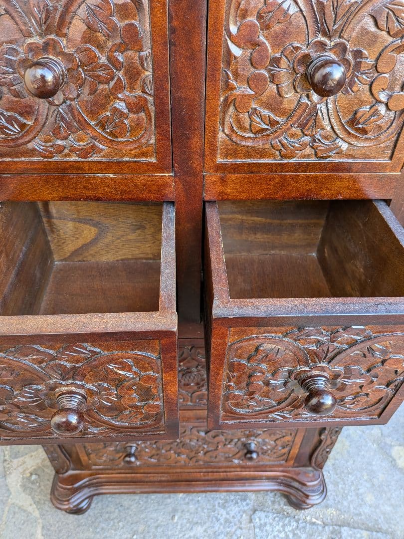 古い木製彫刻入りチェスト 6引き出し