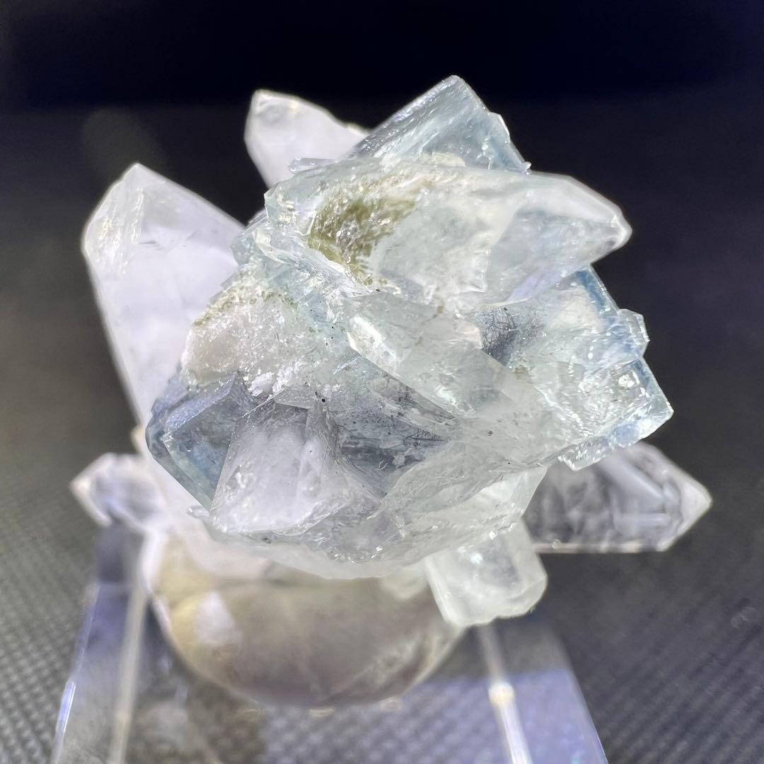 ヤオガンシャン産　ラビットヘア　クォーツ共生ライトブルーフローライト