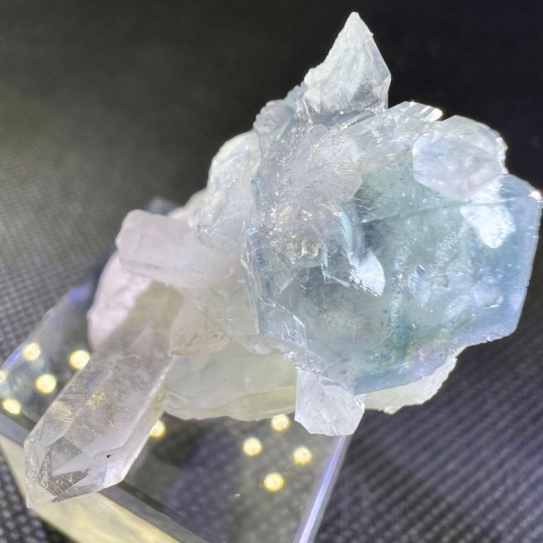 ヤオガンシャン産　ラビットヘア　クォーツ共生ライトブルーフローライト