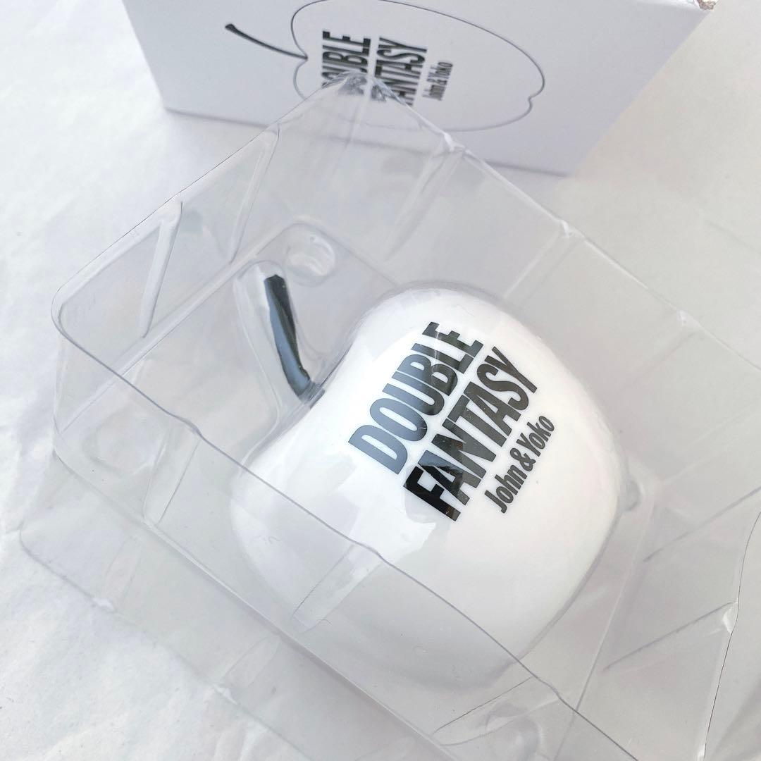 ダブルファンタジー展　アップルオブジェ