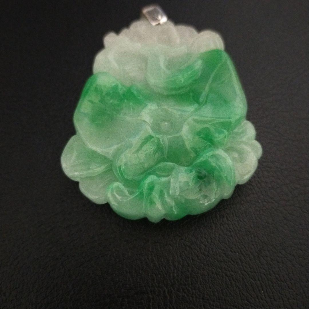 希少　Pt900 刻印　翡翠 ？花彫刻 ペンダント 美品