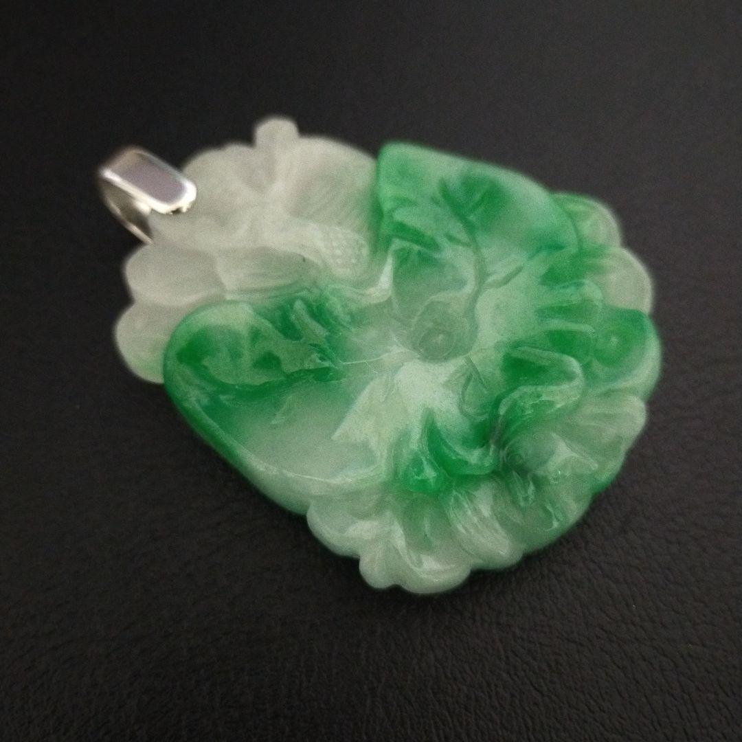 希少　Pt900 刻印　翡翠 ？花彫刻 ペンダント 美品