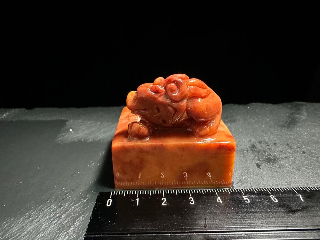 111 紅石瑞獣　ラオス石　手彫り　篆刻　書道　印材　落款　遊印　雅号 箱付き