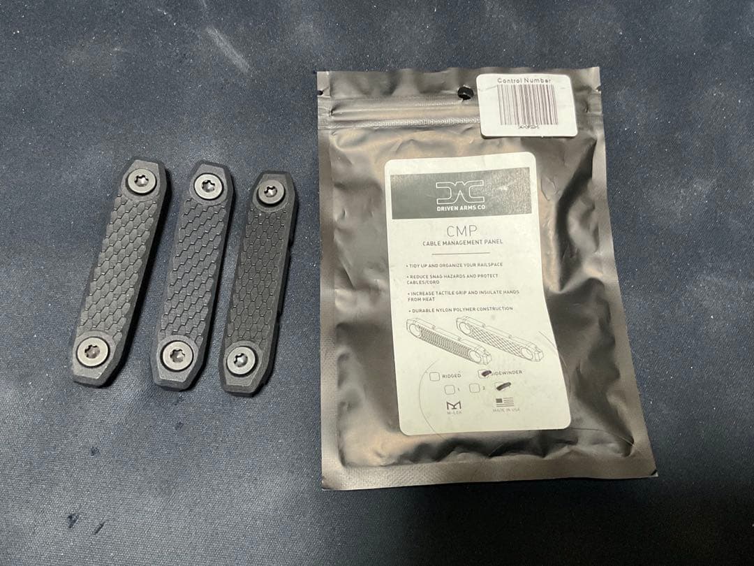 Driven Arms ケーブルマネジメントパネル M-LOK 実物