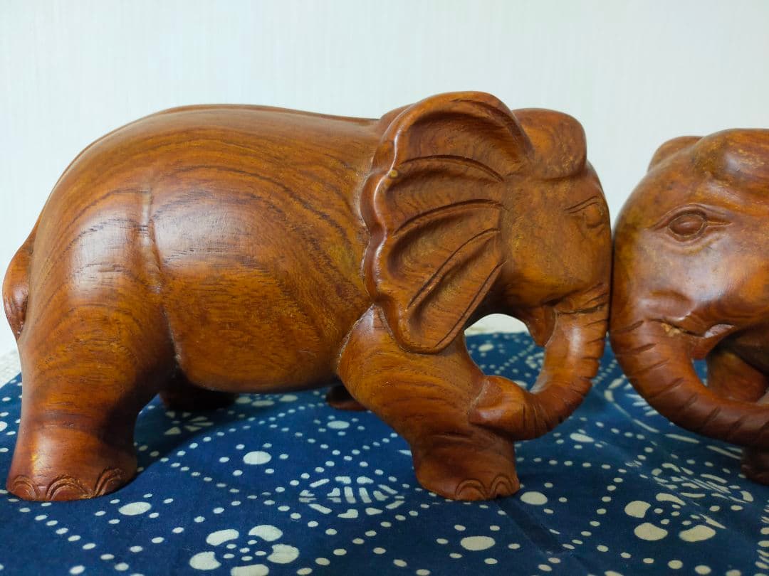 ✨セール中✨2頭の可愛い象さん　木彫り　吉祥と知恵の象徴　1.1キロ　縁起置物