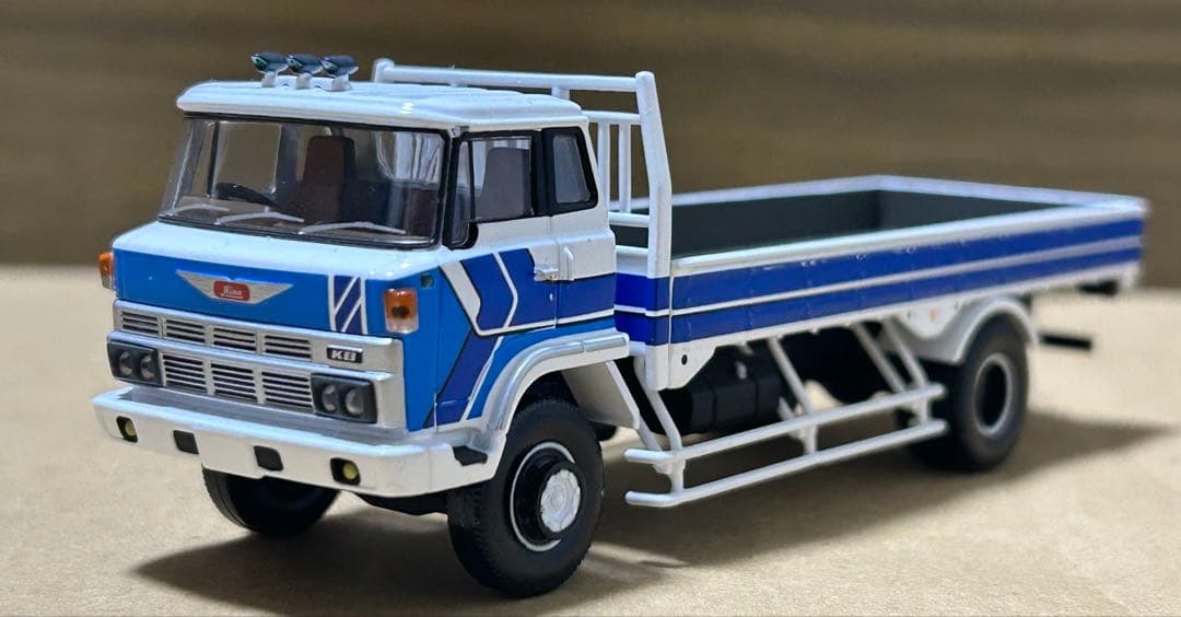 トミカリミテッドヴィンテージネオ 日野 KB324型トラック 特別塗装色