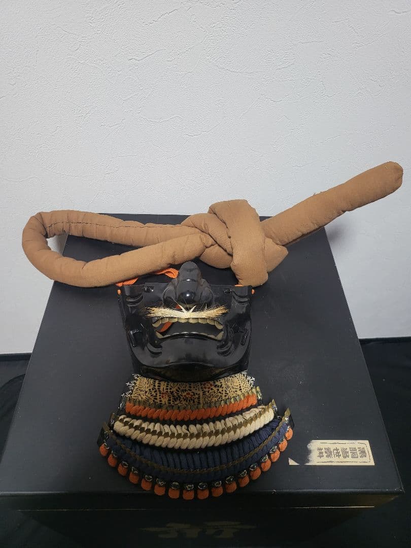 伝統的な金色と黒の等身大日本甲冑（鎧立て無し）