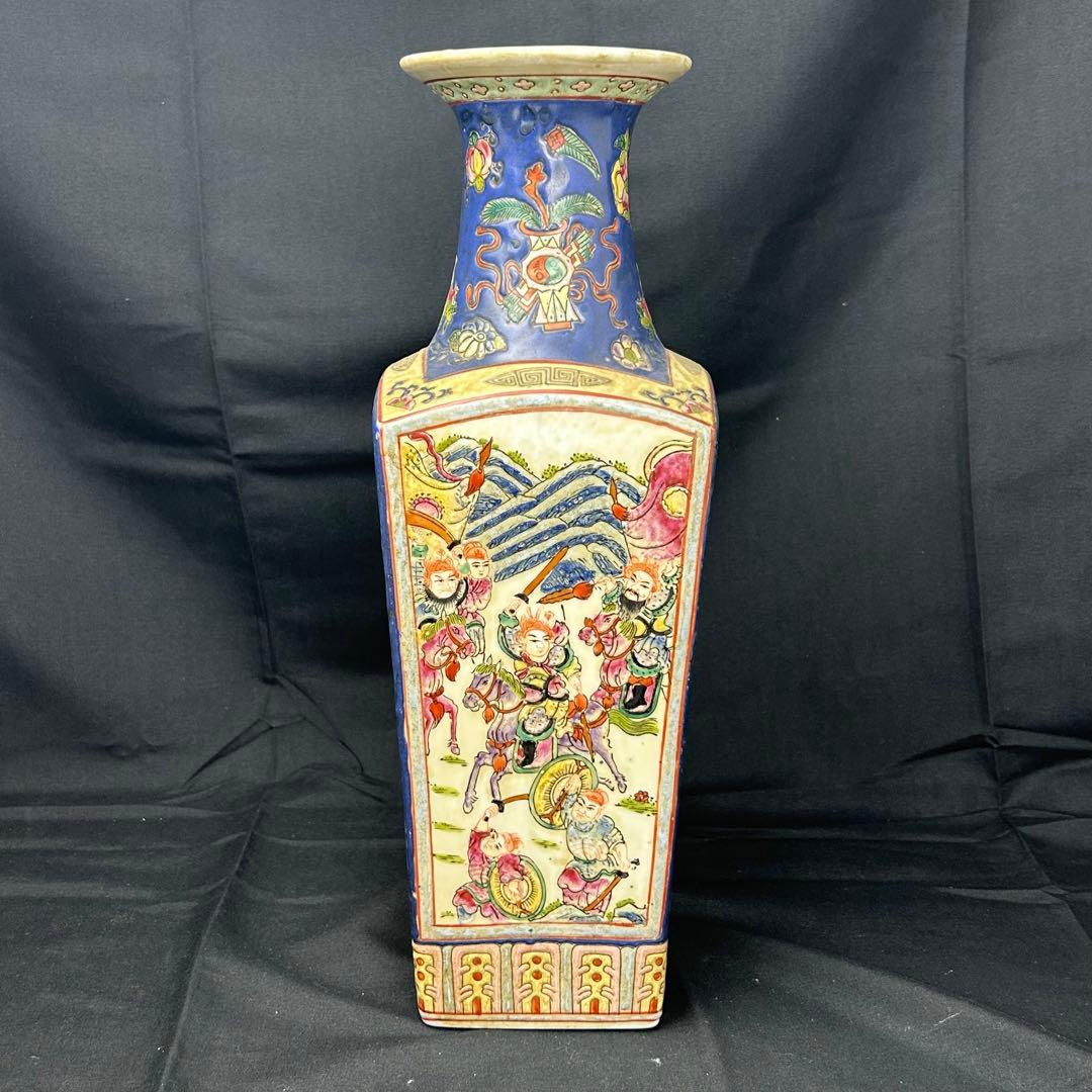 中国古美術　花瓶　多彩な装飾の陶器製花瓶