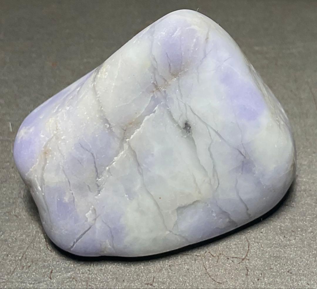 年始　［白地に鮮やかなラベンダー色　海石］妖精ラベンダー翡翠海石26g 糸魚川