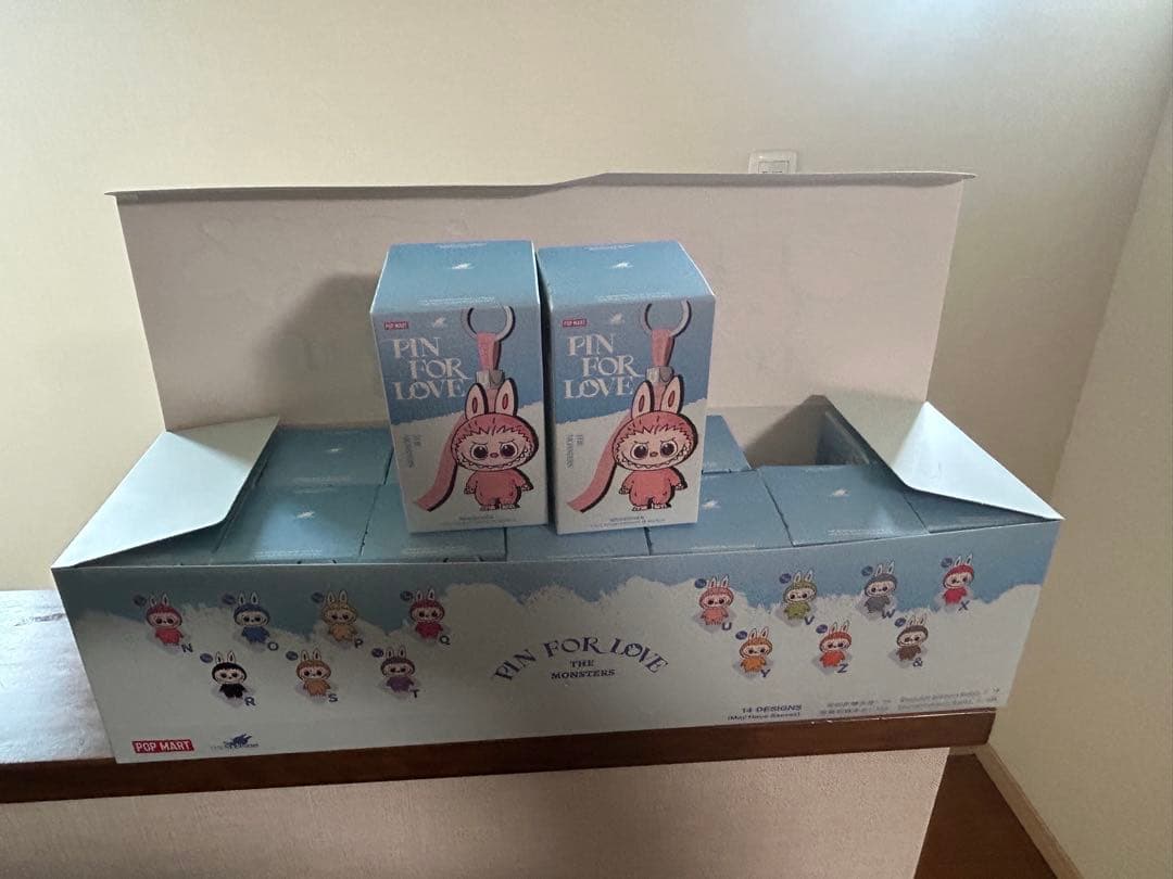 s*e様 正規品・新品ラブブ アルファベット PIN FOR LOVE 4個