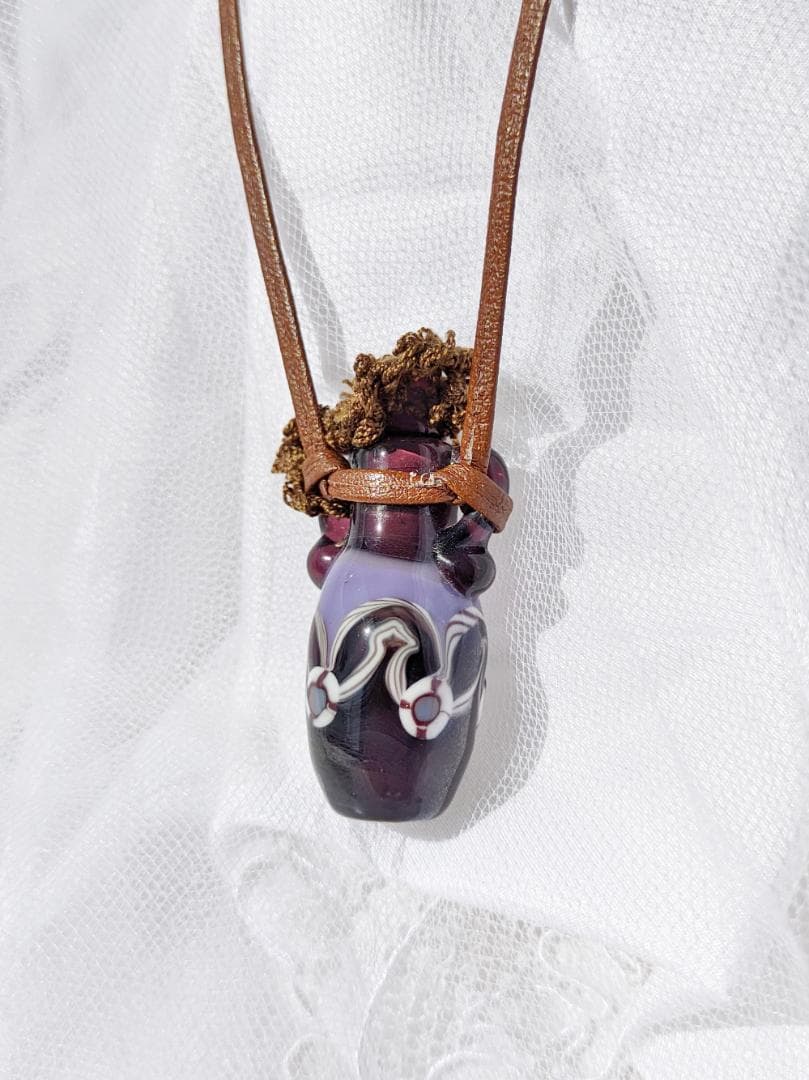 吉田正子トンボ玉（貳拾漆）　「瓶型」皮ひもネックレス　ガラス玉に込めた日本画