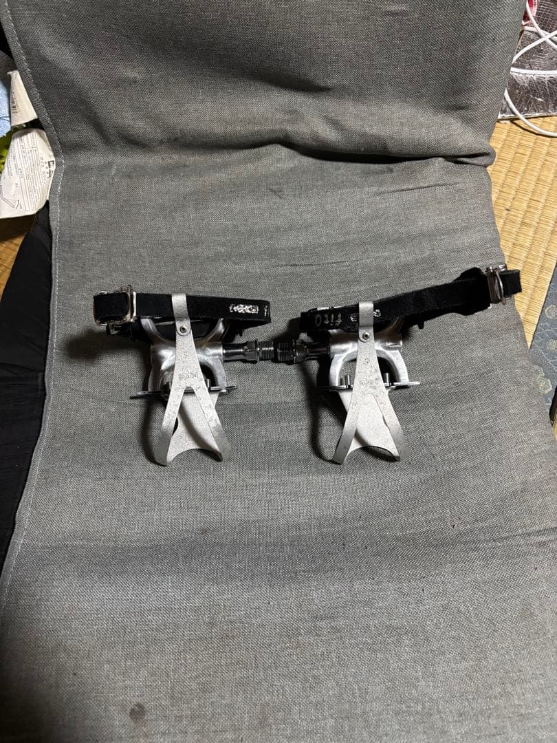 競輪ペダルsupreme njs