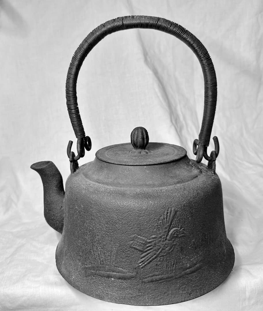 鋳鉄製 鉄瓶 刻印あり・竹と鳥柄